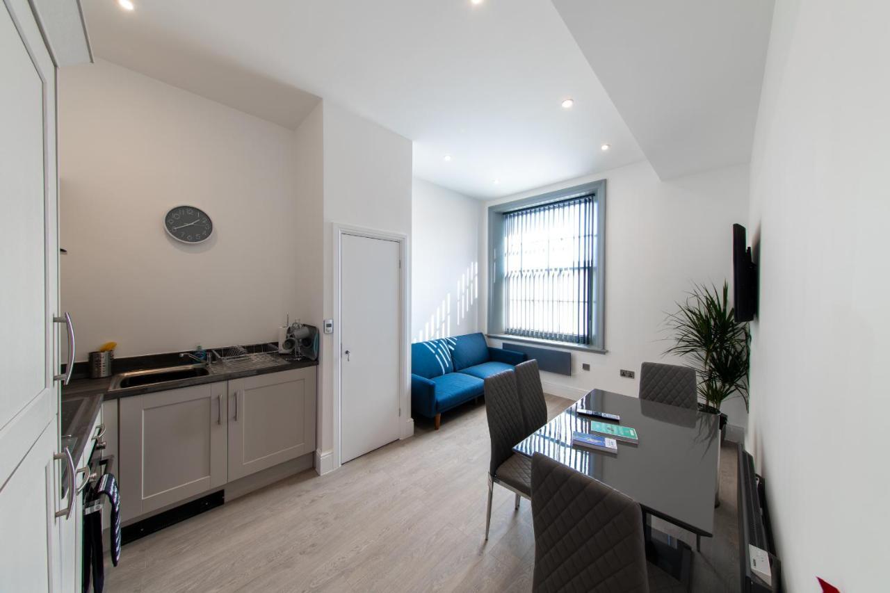 16 Queen Avenue City Centre Serviced Apartment W Free Parking リヴァプール エクステリア 写真